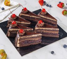 Ассорти из пирожных Вишня в шоколаде