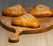 Пирожок с ветчиной и сыром