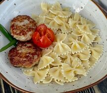 Фарфалле с куриной котлетой
