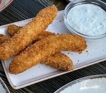 Куриные стрипсы со сметанным соусом