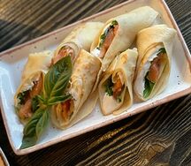 Блинчики с лососем и творожным сыром
