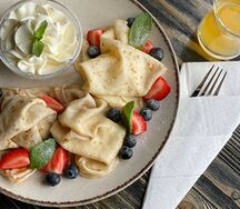 Блинчики с муссом и ягодами