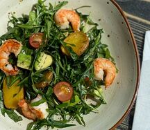Салат с рукколой и креветками