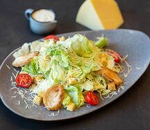 Салат Цезарь с курицей
