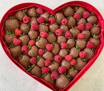 Сердце из клубники в шоколаде коричневое