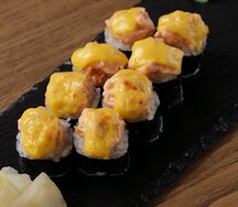 Запеченный ролл с лососем