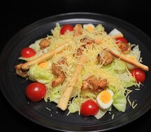 Салат Цезарь с креветками