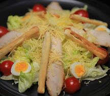 Салат Цезарь с курицей