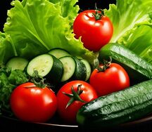 Салат из свежих помидоров и огурцов