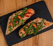 Брускетта с раковыми шейками и рукколой