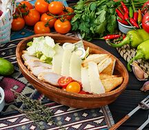 Салат Цезарь с курицей