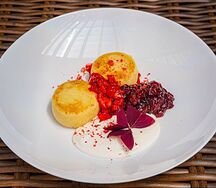 Сырники со сметаной и клубничным конфитюром