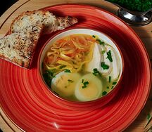 Крепкий куриный бульон с домашней лапшой