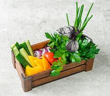 Разнообразные свежие овощи и зелень