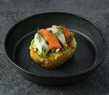 Печеный картофель с копченым палтусом и лососем