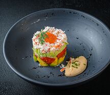 Салат с камчатским крабом и красной икрой