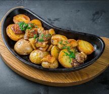 Молодой картофель с белыми грибами