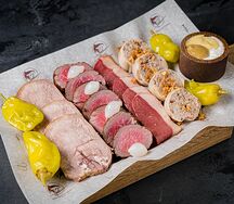 Ассорти из разных видов мяса
