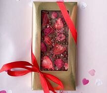 Плитка молочного шоколада с клубникой и малиной