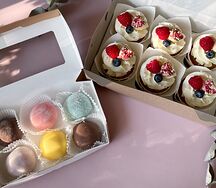 Сет из набора капкейков с сердечком, малиной и голубикой и моти