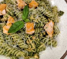 Фузилли с семгой и песто