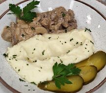 Бефстроганов с картофельным пюре