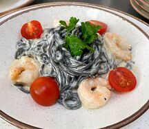 Черные спагетти с креветками в сливочном соусе