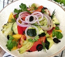 Из свежих овощей с красным луком и зеленью