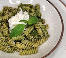 Фузилли со страчателлой и песто