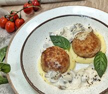 Котлеты куриные с картофельным пюре и сливочно-грибным соусом