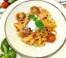 Тальятелле со страчателлой и томатным соусом