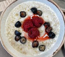 Овсяная каша с ягодами