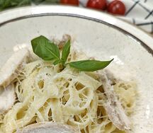 Тальятелле с курицей и грибами в сливочном соусе