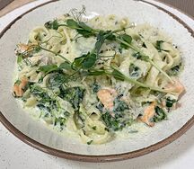 Тальятелле с семгой и шпинатом в сливочном соусе