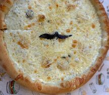 Пицца четыре сыра 