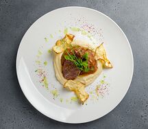 Томленые телячьи щечки с пюре из сельдерея