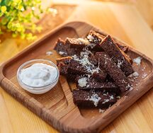 Чесночные гренки с соусом блю-чиз и пармезаном