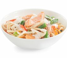 Удон с копченым лососем в сливочном соусе