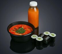 Том ям с роллом и напитком