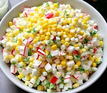 Салат с крабовыми палочкаии