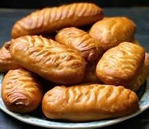 Пирожок с луком, яйцом и рисом