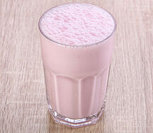 Клубничный молочный коктейль