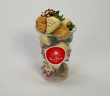 Стакан-микс свежей клубники в белом шоколаде