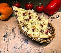 Фокачча с пармезаном и вялеными томатами