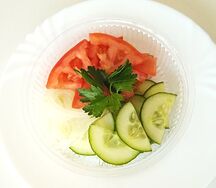 Салат из помидоров и огурцов с луком и маслом