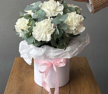 Цветы в коробке с гвоздиками