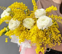 Коробка с мимозой и лютиками