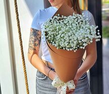 Букет с белой гипсофилой