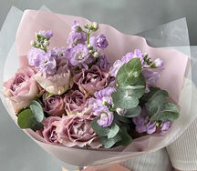 Букет с розами и маттиолой