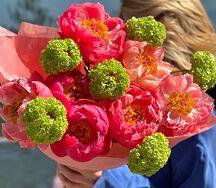 Букет с пионами и вибурнумом